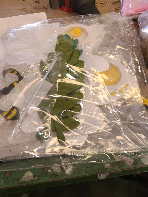 Photo 1 of 19 Pcs Daisy Bee Cutout Bulletin Board Decorations Daisy Paper Flower Wall Decor Bee Party Supplies 13 Flowers with Leaves 6 Bee Cutouts Decorations for Birthday Bridal Wedding Classroom Craft