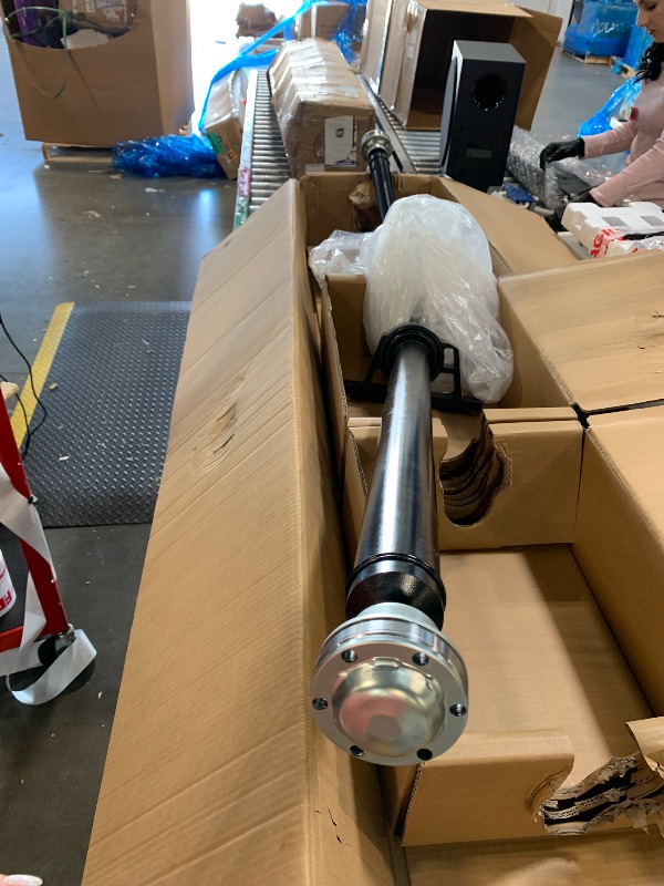 Photo 1 of *** USED / SIMILAR/ UNTESTED *** 
WildGear Rear Drive Shaft Fit For Jeep Grand Cherokee 2014-2019 V8 5.7L RWD # 986-155, 52123811AB, 52123811AC