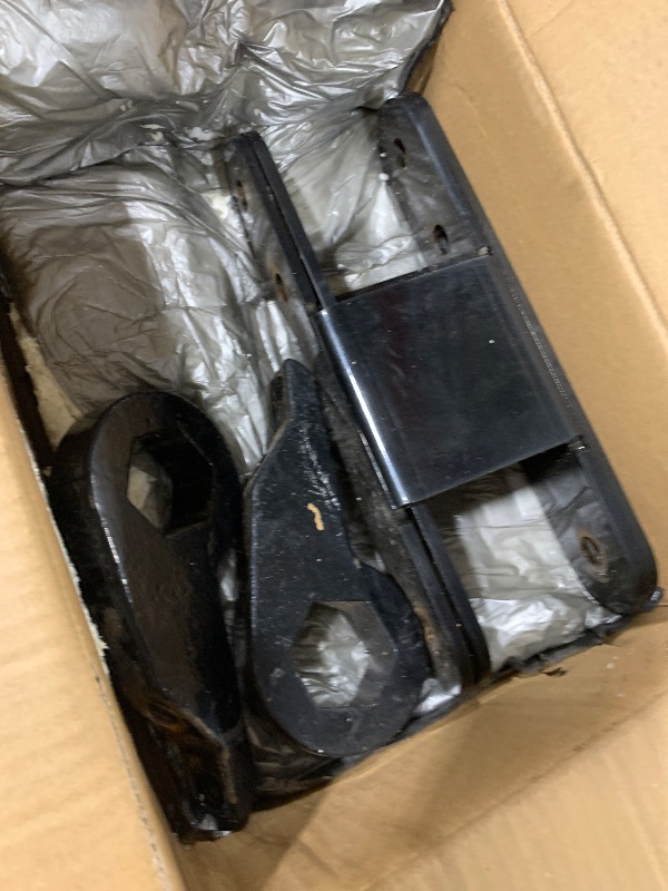 Photo 1 of ** VERY USED *** maXpeedingrods Lift Leveling Kit 1"-3" Torsion Keys and Rear Shackles for Chevy S10 Blazer S15 Jimmy 1982-2004 4WD Pickup