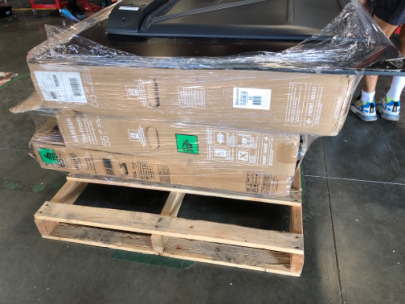 Photo 1 of ***FINAL SALE// BULK SALE/// NO RETURNS// SOLD FOR PARTS*** 6 NON FUNCTIONAL TV'S