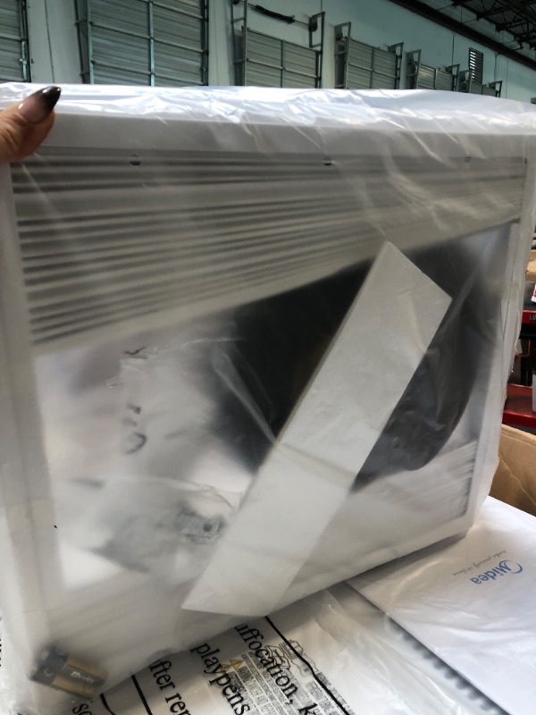 Photo 1 of ****turns on and cools perfectly***** Midea 8,000 BTU Smart Inverter Air Conditioner Window Unit with Heat and Dehumidifier – Cools up to 350 Sq. Ft., Energy Star Rated, Quiet Operation, Electronic Controls, Remote Control, White