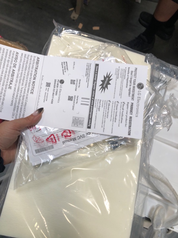 Photo 1 of ******turns on perfectly***** LG 14,000 BTU DUAL Inverter Smart Window Air Conditioner, 115V, Cools 700 Sq. Ft. for Bedroom, Living Room, Apartment, Quiet Operation, ENERGY STAR, works with LG ThinQ, Amazon Alexa and Hey Google