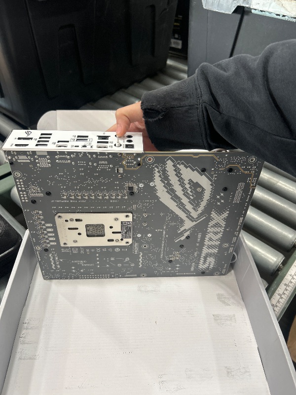 Photo 1 of ** SEE NOTES ***ASUS ROG Strix B850-A Gaming WiFi AMD AM5 B850 ATX Motherboard 14+2+2 Power Stages, DDR5 AEMP, 2.5G LAN, WiFi 7 with Q-Antenna, 4X M.2, PCIe® 5.0, USB 20Gbps Type-C, AI Networking II, ASUS AI Advisor