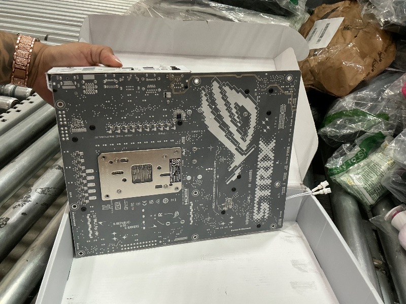 Photo 1 of ** SEE NOTES ***ASUS ROG Strix B850-A Gaming WiFi AMD AM5 B850 ATX Motherboard 14+2+2 Power Stages, DDR5 AEMP, 2.5G LAN, WiFi 7 with Q-Antenna, 4X M.2, PCIe® 5.0, USB 20Gbps Type-C, AI Networking II, ASUS AI Advisor