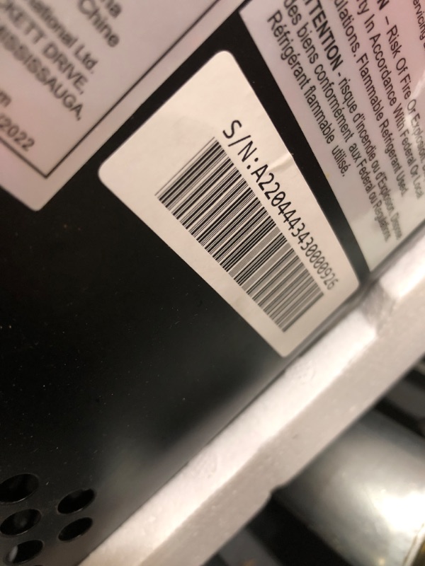 Photo 1 of ****PARTS ONLY****
Frigidaire Compact Countertop Ice Maker, Makes 26 Lbs. of Bullet Shaped Ice Cubes Per Day, Silver Stainless
