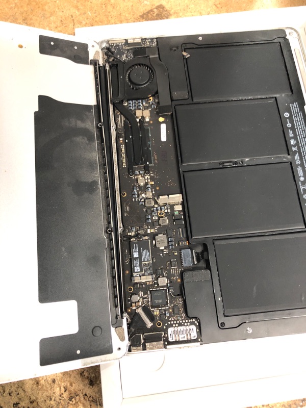 Photo 1 of **FOR PARTS ONLY**Apple 2024 MacBook Pro Laptop with M4 Max, 16?core CPU, 40?core GPU: Built for Apple Intelligence, 16.2-inch Liquid Retina XDR Display, 48GB Unified Memory, 1TB SSD Storage; Space Black