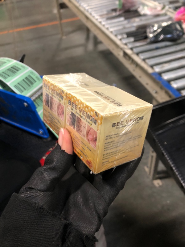 Photo 1 of **FACTORY SEALED** SOLD AS IS, NO REFUND/RETURN**
Bee Venom Skin Restoration Cream, Bee Venom Skin Treatment Cream, Repair and Wrinkle Reducing Comprehensive Moisturizer for All skin Types 2PC