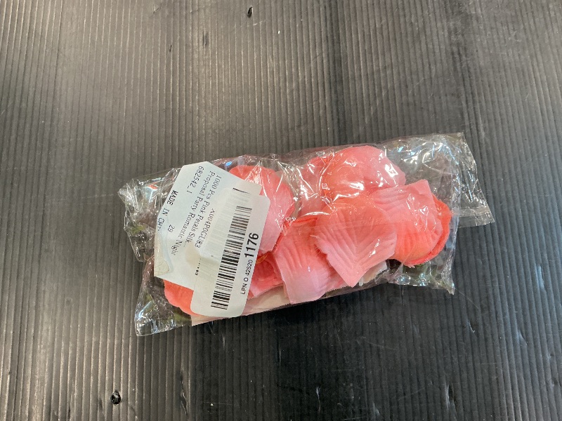 Photo 1 of 1000 Pcs Pink Petals Silk Rose Petals Flower Girl Scatter Petal Faux Pink Rose Flower Petal Confetti For Wedding Aisle Table Centerpieces Reception Bridal Shower Proposal Party Romantic Night