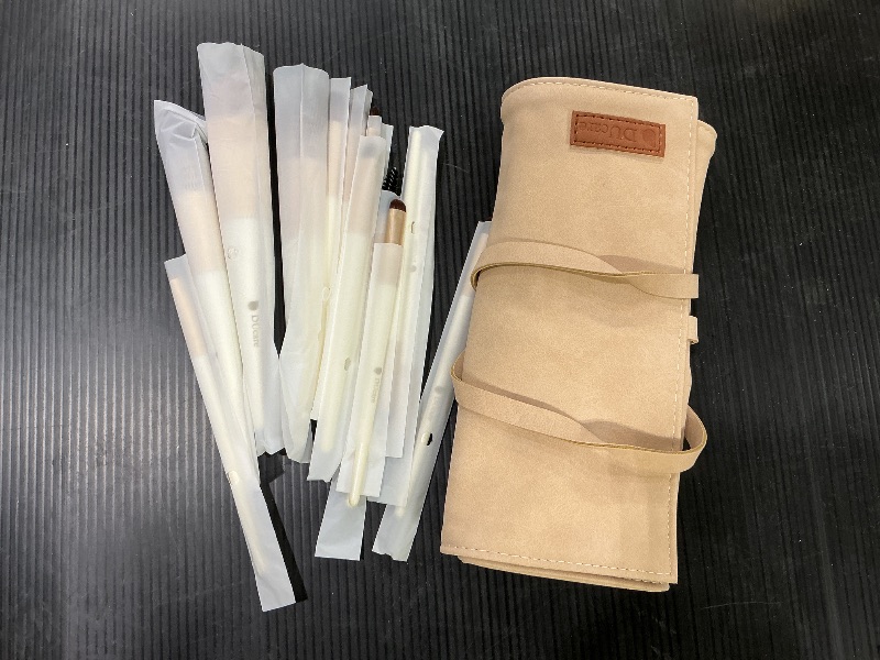 Photo 1 of ***See Notes***DUcare Makeup Brushes with Bag - 14Pcs Professional Synthetic Make Up Brushes Set for Blush Concealer Foundation Bronzer Powder Eyebrow Contour Eyeshadow Blending Makeup Brush Set Mekaup bag, White