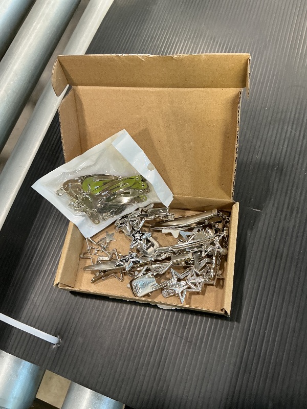 Photo 1 of 20Pcs Star Hair Accessories Y2K Silver Hair Clips 14 Shapes Metal Non-Slip Snap Barrettes for Girls 2000s Punk Kawaii Star Charm Hair Clips for Women(Silver B)