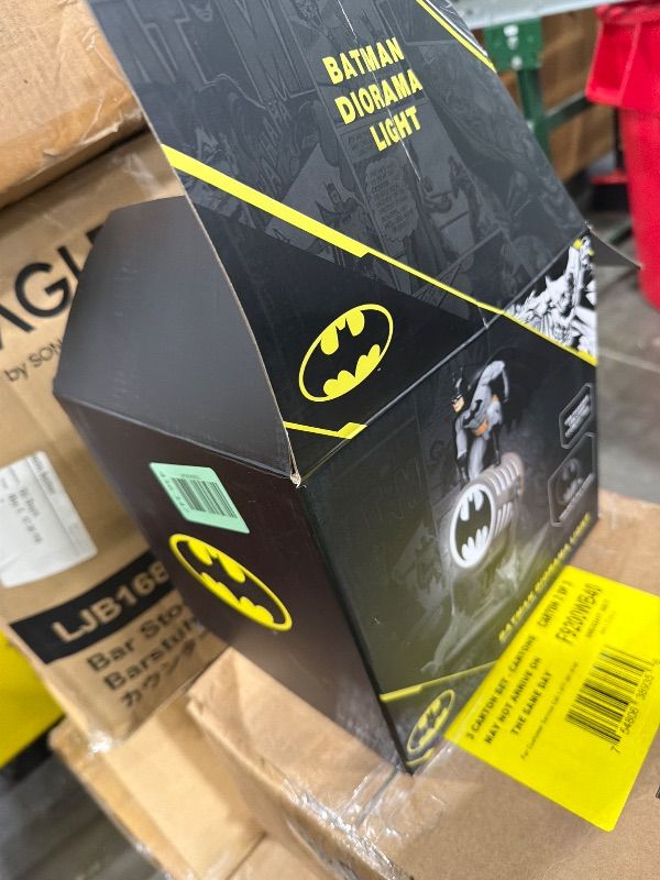 Photo 1 of *MAJOR DAMAGE*
Paladone Batman Figurine Light - Officially Licensed DC Super Heroes Decor and Gift, Collectible Display Lamp Must Have for DC Comic Fans, USB Powered 27” LED Light