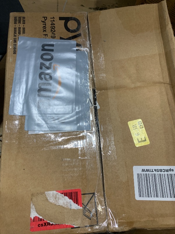 Photo 1 of **PARTIAL SET ONLY 1** Pyrex Freshlock (3-Pack, 6 Cup) Glass Food Storage Containers Set, Airtight & Leakproof Locking Lids BPA-Free, Meal Prep Containers Set, Freezer Dishwasher Microwave Safe