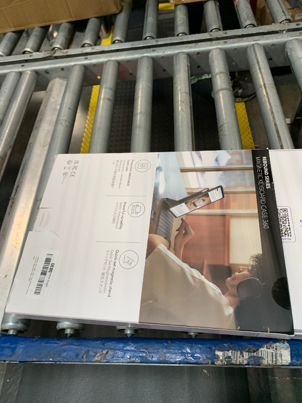 Photo 1 of ESR Rebound Magnetic Keyboard Case 360, Compatible with iPad Air 12.9, US Layout, White