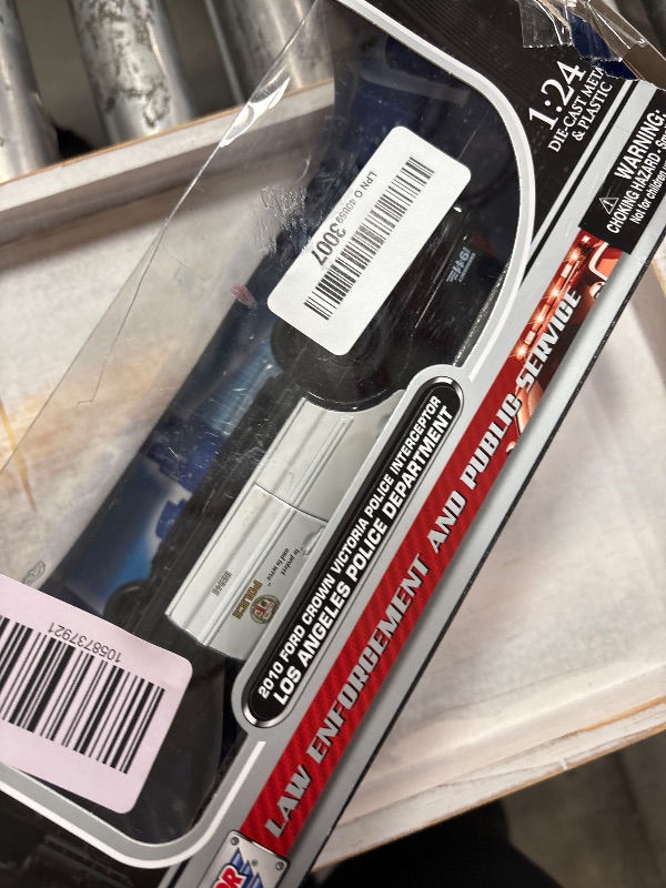 Photo 1 of ********************MISSING PARTS**************
Motormax 2010 Ford Crown Victoria Police Interceptor LAPD Los Angeles Police Department 1/24 Diecast Model 76946 by All Star Toys