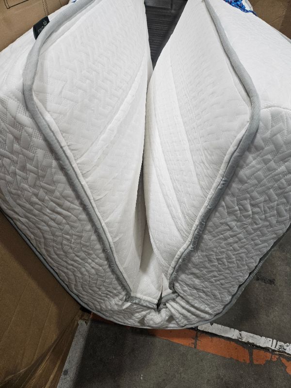 Photo 1 of ***FACTORY SEALED***
Zinus 8 Inch Foam and Spring Hybrid Mattress [New Version], Queen, Fiberglass Free, Medium Firmness, Durable Support, Certified Safe Foams & Fabric, Mattress in A Box