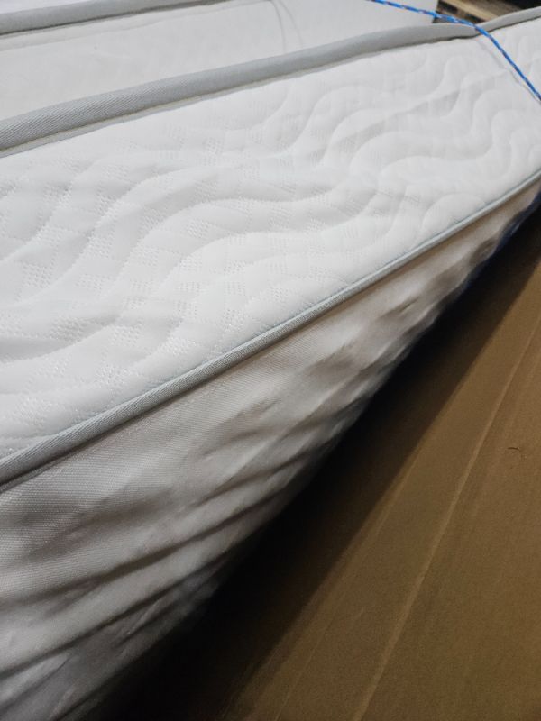 Photo 1 of ***FACTORY SEALED***
Zinus 8 Inch Foam and Spring Hybrid Mattress [New Version], Queen, Fiberglass Free, Medium Firmness, Durable Support, Certified Safe Foams & Fabric, Mattress in A Box