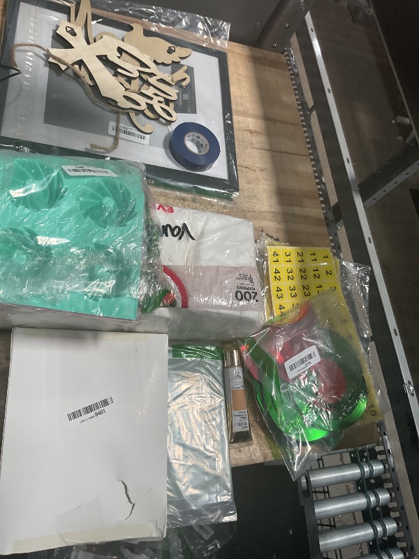 Photo 1 of ***Bundle of miscellaneous home goods