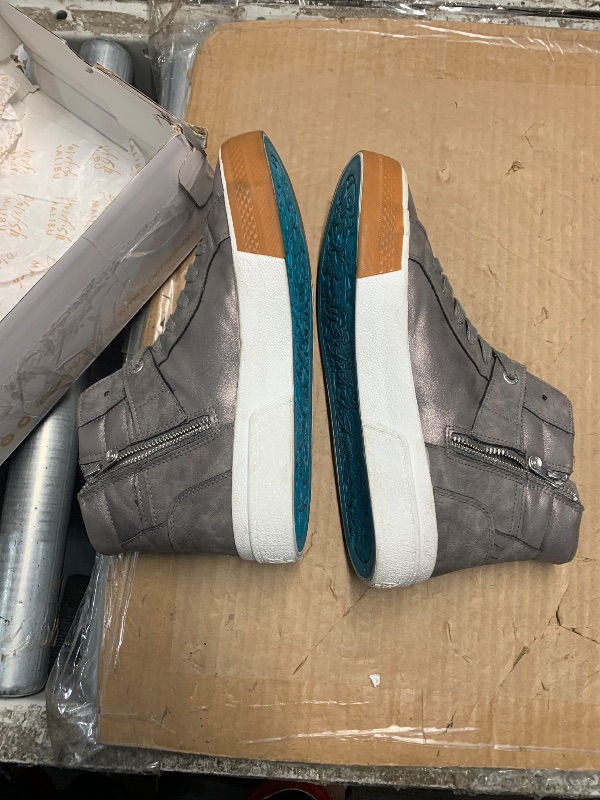 Photo 1 of ****BOTH ZIPPERS BROKEN****
Blowfish Malibu Womens Waverly High Top Sneaker Grey 10 M