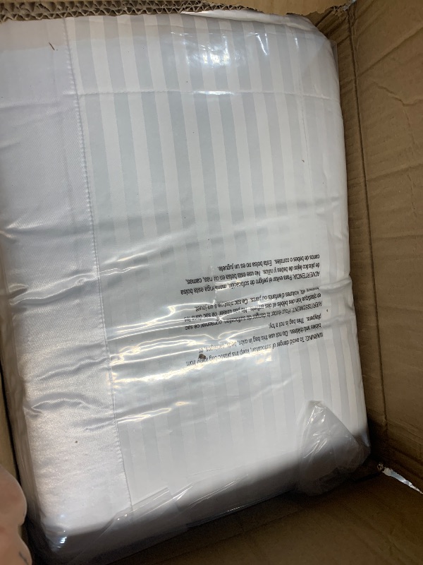 Photo 1 of ***FACTORY SEALED***downluxe Weighted Blanket Queen Size, 15 lb Weighted Blanket with Glass Beads for All Season, Machine Washable Heavy Blanket (White, 90 X 90 Inch)