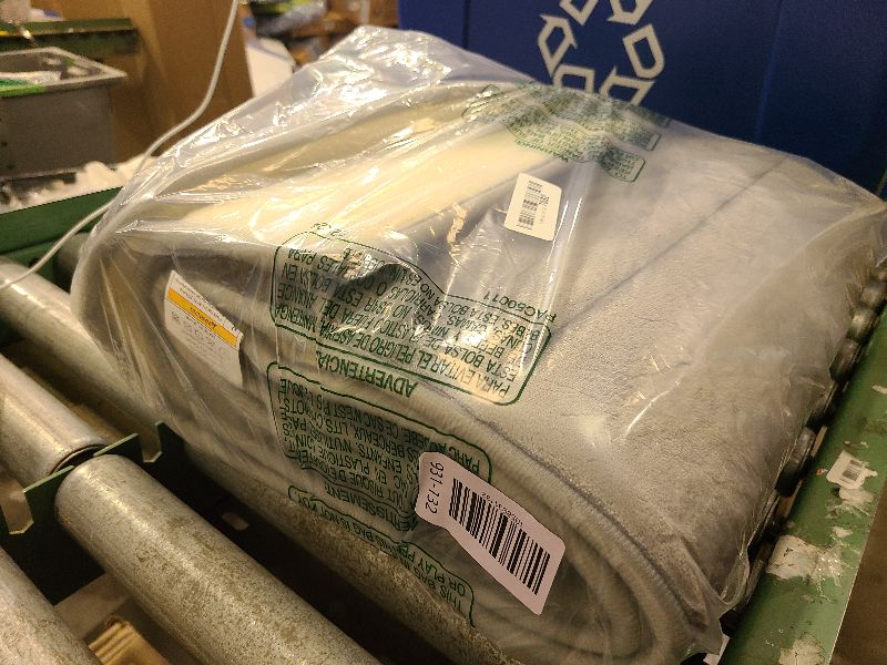 Photo 1 of Gray large bath rug