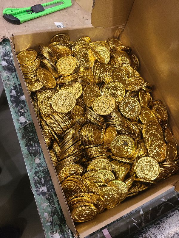 Photo 1 of 1000 Pcs Pirate Gold Coins Plastic Treasure Play Toy Coins Fake St. Patricks Doubloon for Pirate Party Favors Supplies Treasure Hunt Game Teachers Classroom Reward