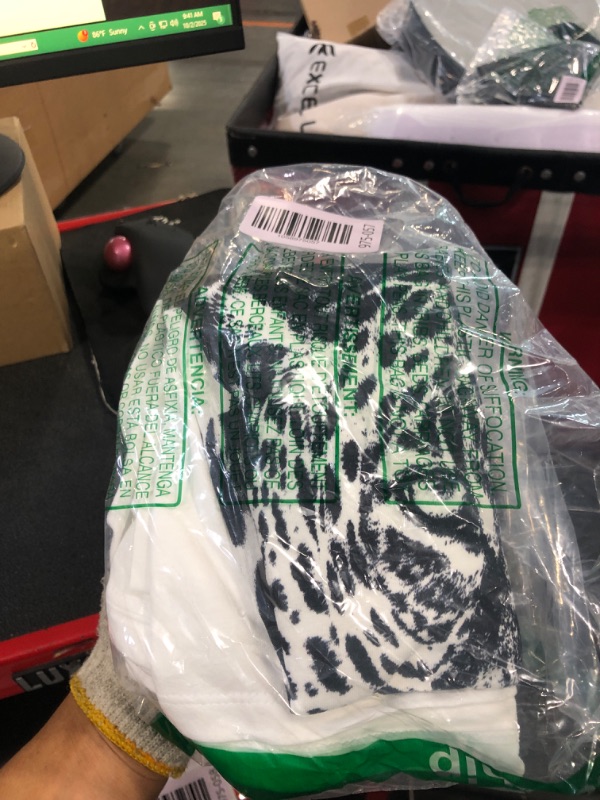 Photo 1 of ** WHITE**
Snow Leopard Cheetah Jaguar Panther Cat Face Black Gift T-Shirt