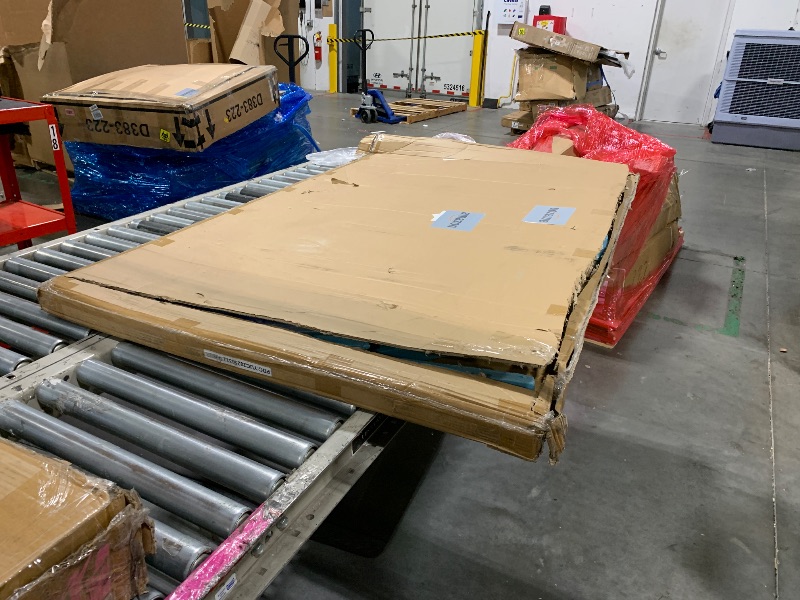 Photo 1 of ** missing table legs*
Flash Furniture 35''W x 65''L Half-Moon Blue Plastic Height Adjustable Activity Table