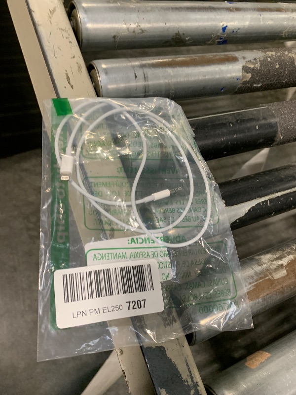 Photo 1 of (Apple MFi Certified) iPhone AUX Cord,Lightning to 1/8 Inch Audio Cable,3.3ft, Headphone Jack Adapter Male Aux Stereo Audio Cable Compatible for iPhone 14/13/12/11/XR/X/8/7 (White)