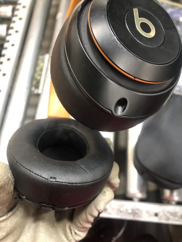 Photo 1 of ***READ NOTES BEFORE BIDDING***
Beats Studio3 Wireless Noise Cancelling Over-Ear Headphones - Apple W1 Headphone Chip, Class 1 Bluetooth, 22 Hours of Listening Time, Built-in Microphone - Midnight Black