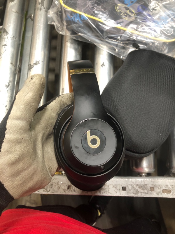 Photo 1 of ***READ NOTES BEFORE BIDDING***
Beats Studio3 Wireless Noise Cancelling Over-Ear Headphones - Apple W1 Headphone Chip, Class 1 Bluetooth, 22 Hours of Listening Time, Built-in Microphone - Midnight Black