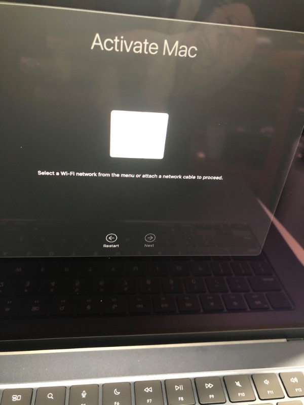 Photo 1 of * LOCKED * Apple 2025 MacBook Air 15-inch Laptop with M4 chip: Built for Apple Intelligence, 15.3-inch Liquid Retina Display, 24GB Unified Memory, 512GB SSD Storage, 12MP Center Stage Camera, Touch ID; Midnight