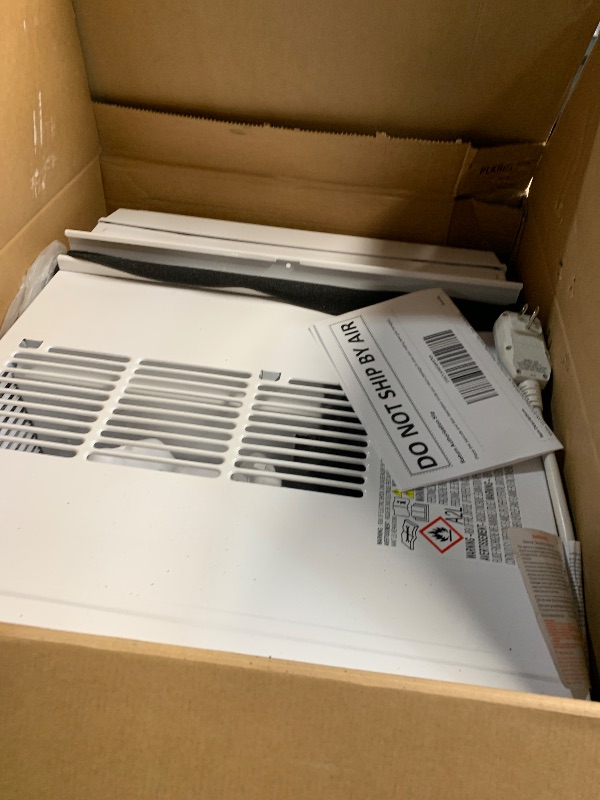 Photo 1 of *************FOR PARTS ONLY, DOES NOT COOL*********************
Midea 12,000 BTU EasyCool Window Air Conditioner, Dehumidifier and Fan - Cool, Circulate and Dehumidify up to 550 Sq. Ft., Reusable Filter, Remote ControlLPNRRIM2981183

