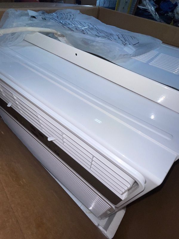 Photo 1 of *************FOR PARTS ONLY, DOES NOT COOL*********************
Midea 12,000 BTU EasyCool Window Air Conditioner, Dehumidifier and Fan - Cool, Circulate and Dehumidify up to 550 Sq. Ft., Reusable Filter, Remote ControlLPNRRIM2981183
