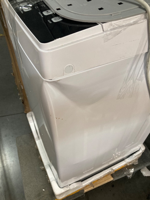 Photo 1 of **DENTED** BLACK+DECKER 1.7 Cu. Ft. Portable Washer, 11 lb. Capacity, BPWM16W, WhiteLPNPMEL2810315