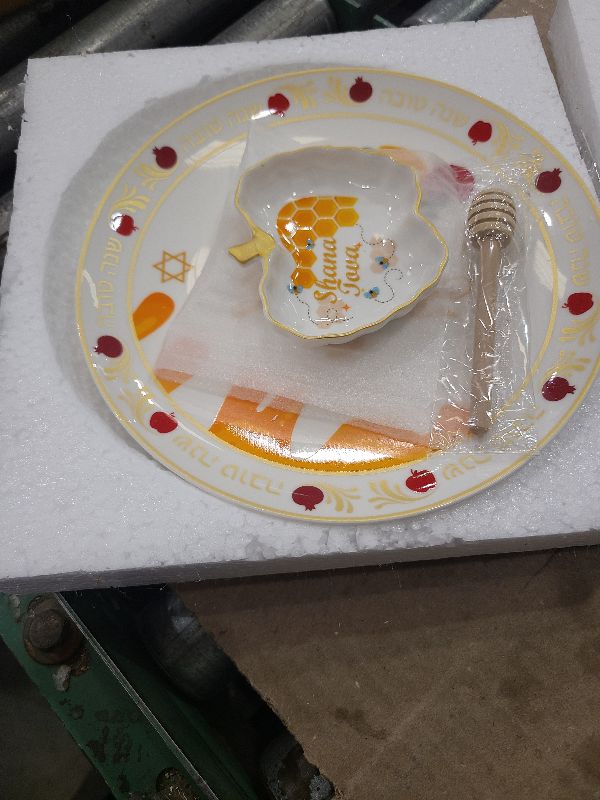 Photo 1 of 3 Pcs Rosh anah Ceramic Honey Dish Set Decorations Shana Tova Ceramic Apple and Honey Plate with Dish Wooden Dipper Jewish New Year Hostess Party Favors Kitchen Accessories Table Decorations