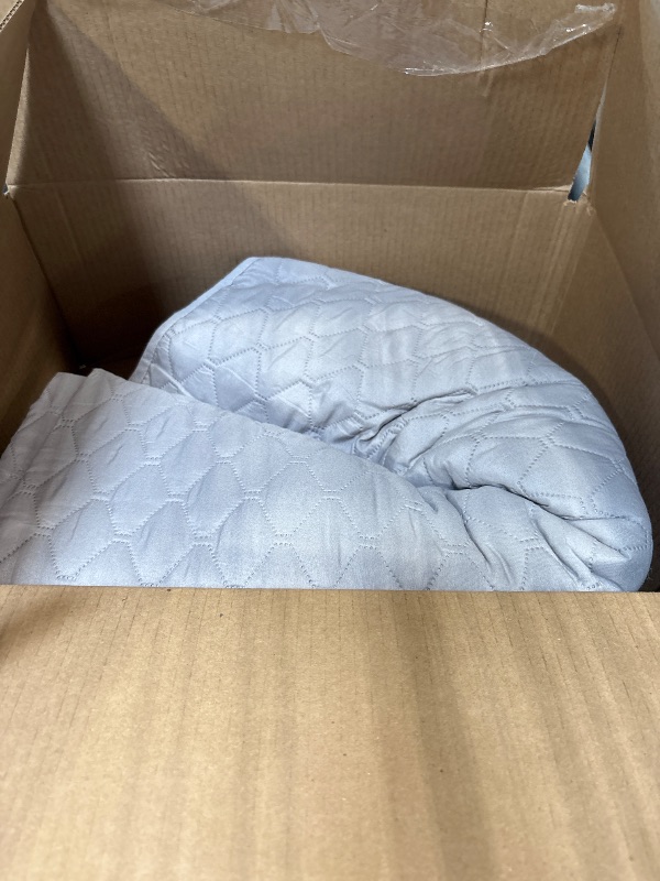 Photo 1 of ****QUILT ONLY**** Exclusivo Mezcla Reversible Twin Quilt Bedding Set with Pillow Sham, Lightweight Quilts Twin Size, Soft Bedspreads Bed Coverlets for All Seasons - (Light Grey, 68"x88")