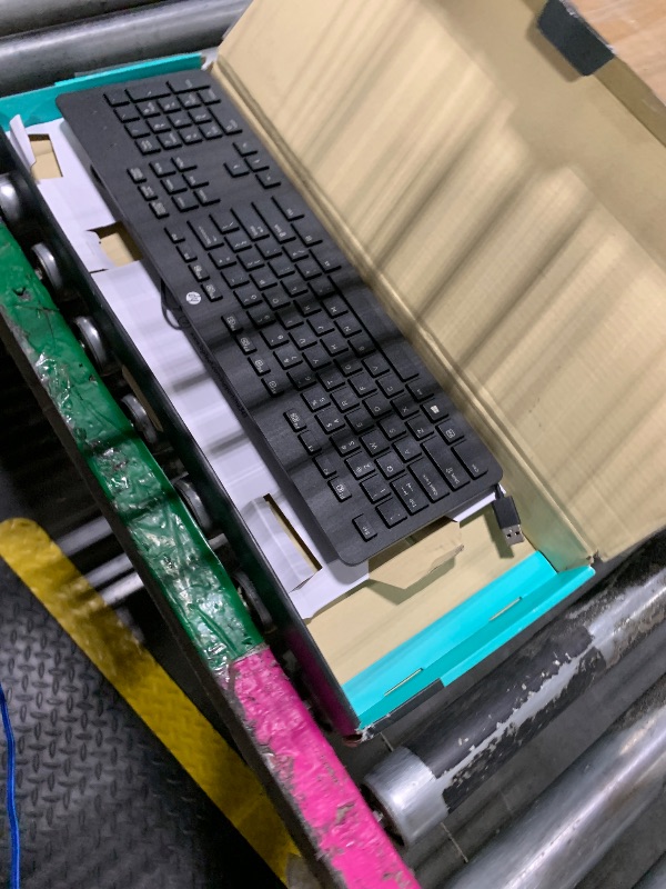 Photo 1 of ****ONLY KEYBOARD****** Logitech MK345 Wireless Keyboard with Palm Rest, 2.4 GHz USB Receiver, Compatible with PC, Laptop, Black