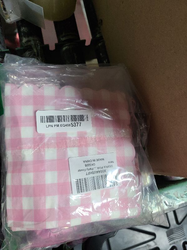 Photo 1 of 100Pcs Pink Scalloped Napkins Pink And White Checkered Decorative Party Supplies Light Plaid Gingham Dessert Napkins for Girls Women Wedding Birthday Baby Shower Summer Picnic Party Favor