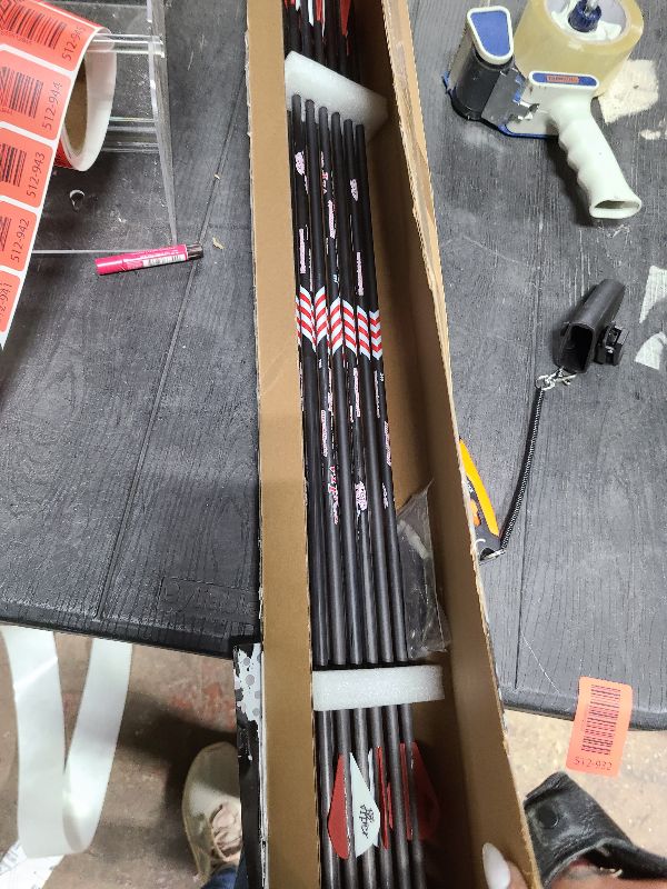 Photo 1 of 12PCS Archery Hunting 28" Carbon Arrow 400 Spine with 2.5? Vanes Removable Field Tips for Compound Bow & Recurve Bow
