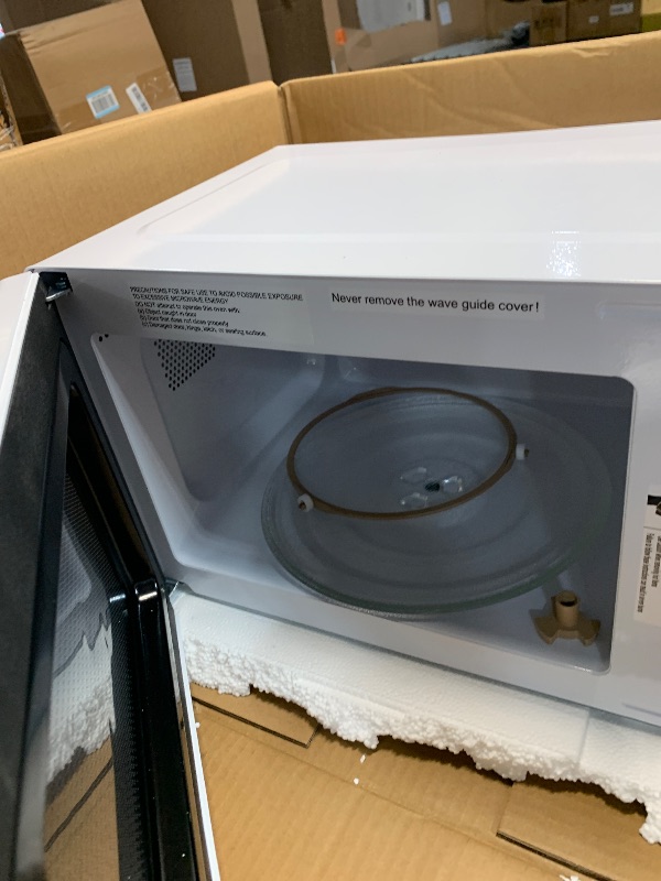 Photo 1 of ***FOR PARTS ONLY ***MAJOR DAMAGE***
Nostalgia Retro Compact Countertop Microwave Oven - 0.7 Cu. Ft. - 700-Watts with LED Digital Display - Child Lock - Easy Clean Interior - White