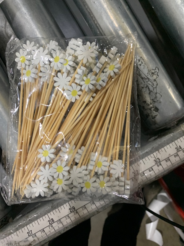 Photo 1 of 100PCS Daisy Flower Cocktail Picks 4.7 Inch, Fancy Toothpicks for Appetizers Bamboo Floral Picks Fruit Skewers for Appetizers Food Sandwiches Drinks Party Decoration (Flower)