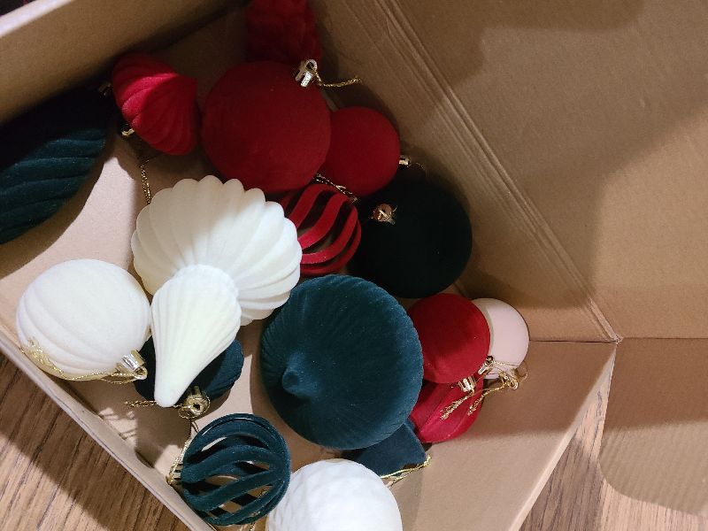 Photo 1 of 18Pcs Velvet Christmas Tree Ornaments Set, Flocked Hanging Christmas Balls Ornaments, Shatterproof Red Green White Hanging Balls Decorations Assortment for Xmas Tree Winter Holiday Home Party Decor