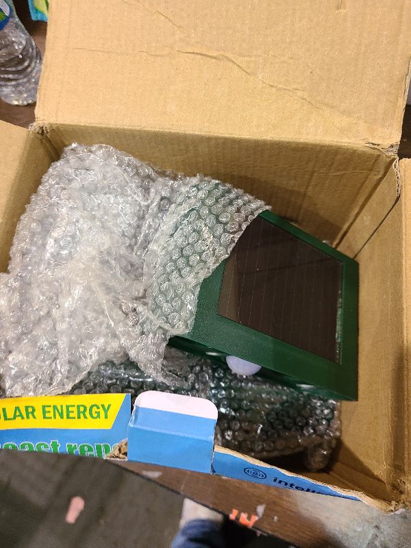 Photo 1 of 2026 Solar Ultrasonic Racoon Fortress Pro, Deer Cat Repellent Devices Animal Repeller Squirrel Rabbit Deterrent Outdoor with Motion Sensor&Flash Light to Scare Dog Skunk Out of Garden Yard(4Pack)