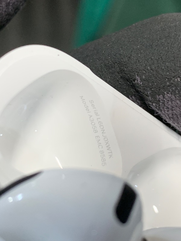 Photo 1 of ***MISSING ALL ACCESSORIES***
Apple AirPods 4 Wireless Earbuds, Bluetooth Headphones, Personalized Spatial Audio, Sweat and Water Resistant, USB-C Charging Case, H2 Chip, Up to 30 Hours of Battery Life, Effortless Setup for iPhone