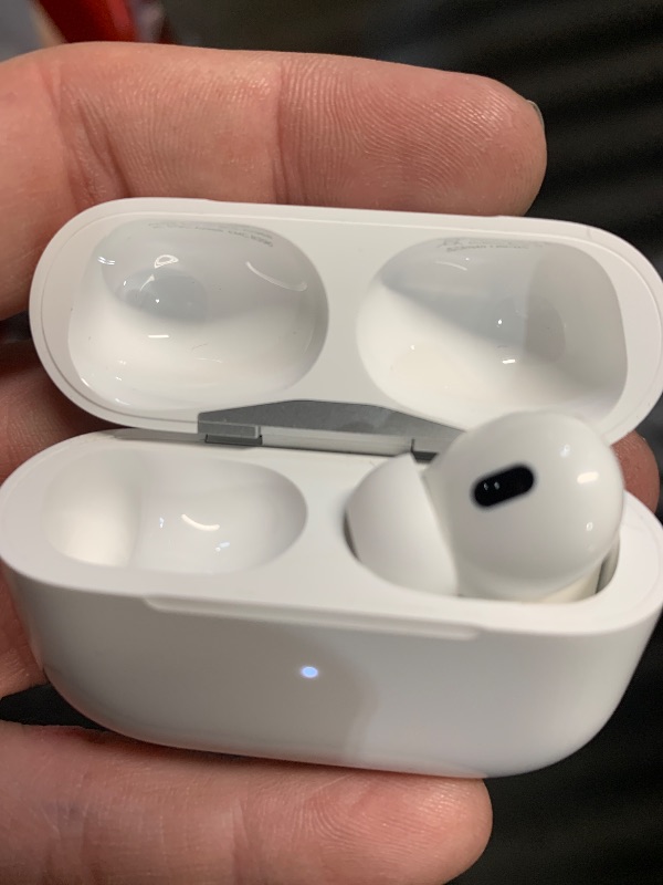 Photo 1 of ***MISSING LEFT AIRPOD - PRICE ADJUSTED******
Apple AirPods Pro (2nd generation) with MagSafe Charging Case (USB-C) (Renewed)