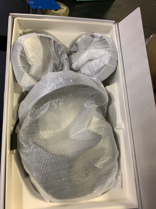 Photo 1 of PlayStation VR2 Horizon Call of The Mountain™ Bundle (PSVR2)