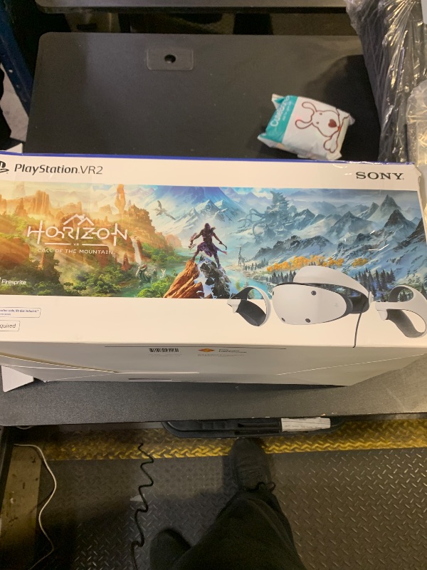 Photo 1 of PlayStation VR2 Horizon Call of The Mountain™ Bundle (PSVR2)