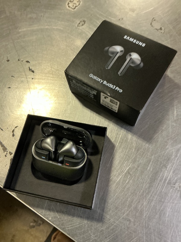 Photo 1 of **USED** Samsung Galaxy Buds 3 Pro AI True Wireless Bluetooth Earbuds, Noise Cancelling, Sound Optimization, Redesigned Comfort Fit, Silver [US Version, Amazon Exclusive, 2Yr Warranty]