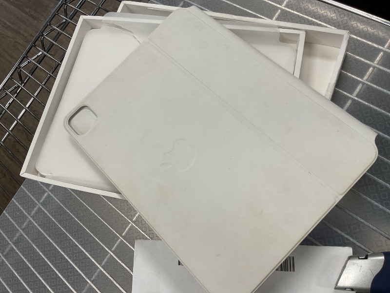 Photo 4 of Apple Magic Keyboard: Keyboard and Case for iPad Air 11-inch (M2 and M3) and iPad Air (4th and 5th Generation), US English — White