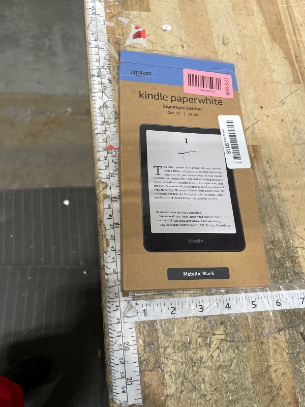 Photo 1 of ** FOR PARTS ONLY ** 
Amazon Kindle Paperwhite Signature Edition 32GB – 20% faster with auto-adjusting front light, wireless charging, and weeks of battery life – Metallic Black